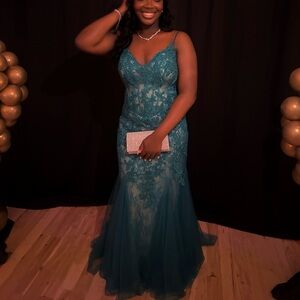 SELLING MY PROM DRESS